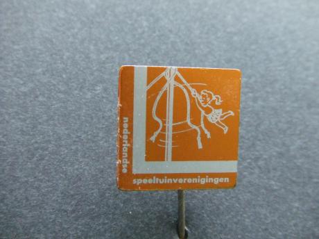 Speeltuinvereniging spelend kind in draaimolen